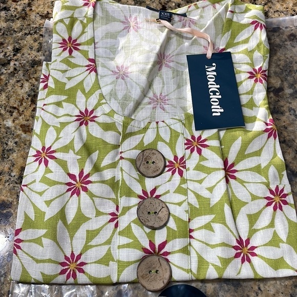 Mod Cloth Floral Linen Top - Picture 11 of 16